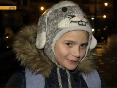 Девочка с видео на Андреевском спуске рассказала, что во время гололедицы упала 40 раз
