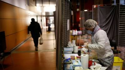 Число случаев коронавируса во Франции достигло 2 351 372