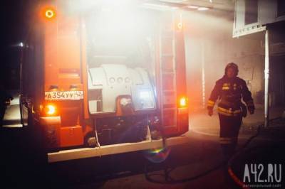 В Кемерове 14 спасателей тушили горящий жилой дом