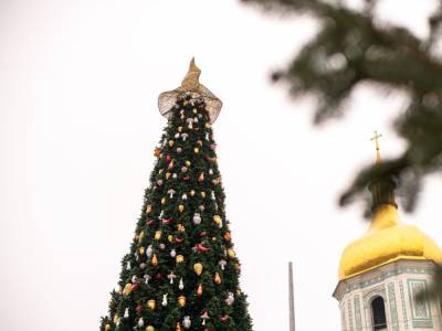 С главной елки Украины снимут шляпу. Ранее в ПЦУ заявляли, что такое украшение "вытесняет христианскую символику"