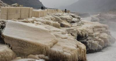 Потрясающее явление: в Китае знаменитый желтый водопад превратился в ледопад (5 фото)