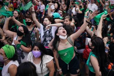 Нижняя палата парламента Аргентины проголосовала за легализацию абортов