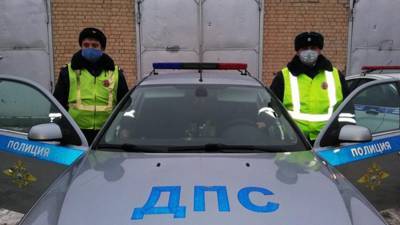 Инспекторы ДПС спасли пенсионерку из горящего дома в Каменск-Уральском