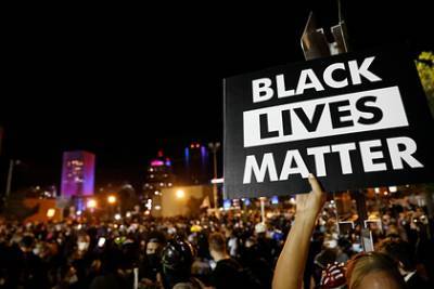 Автомобиль въехал в толпу активистов Black Lives Matter в Нью-Йорке