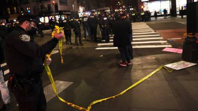 Людей разбросало: авто протаранило толпу митингующих в Нью-Йорку – видео 18+