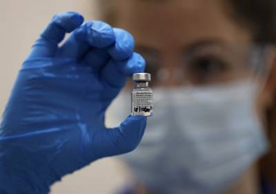 В США одобрили вакцины BioNTech и Pfizer от коронавируса