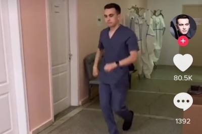 Медик из Челябинска стал популярным ТикТокером, снимая видео о красной зоне
