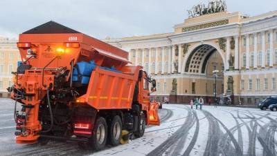 Около 900 спецмашин вышли на уборку снега в Петербурге