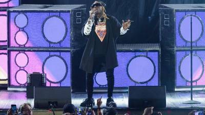 Рэпер Lil Wayne признался в незаконном хранении позолоченного пистолета