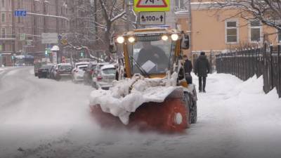 Ночью 894 спецмашины расчищали Петербург после обильного снегопада