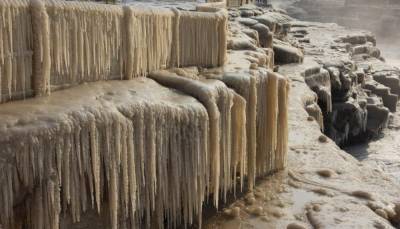 В Китае знаменитый желтый водопад Хукоу стал "нефритовым ледопадом"
