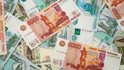 Почему россияне массово забирают деньги из банков