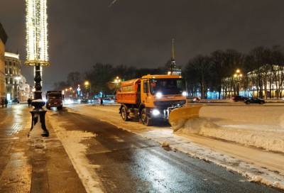Почти 900 машин убирали снег в Петербурге минувшей ночью