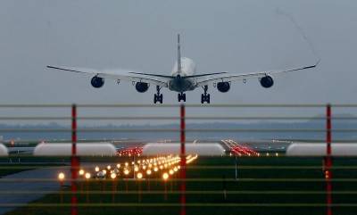 Самолет выкатился за пределы взлетно-посадочной полосы в аэропорту Пскова
