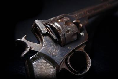 Самодельные пистолет и револьвер нашли в сарае у невельчанина