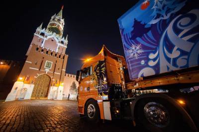 Дед Мороз привёл в Кремль главную ёлку страны
