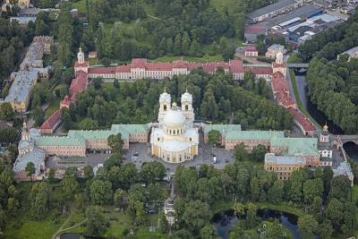 РПЦ хочет восстановить музейные помещения Александро-Невской лавры и проводить там службы