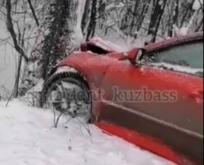 В Кузбассе автомобиль врезался в дерево