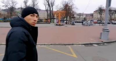 "Украинцы – сила, ж*дам – могила": киевлянин повалил еврейский светильник на Контрактовой площади