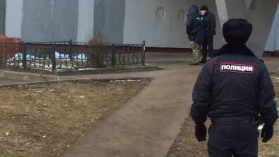 Мужчина с ребенком выбросился из окна в Москве.