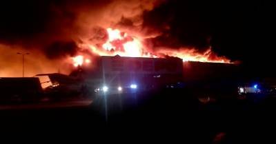 В Резекне открытым пламенем горел магазин Depo: площадь пожара 13 500 квадратных метров (ОБНОВЛЕНО)