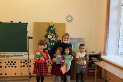 Воспитанники детсада подарили псковским пенсионерам открытки доброты