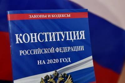 Михаил Ведерников поздравил жителей региона с Днем Конституции