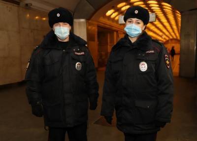 Завернули в газеты и одеяла из фольги: полицейские в Москве приняли роды в метро