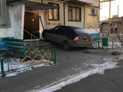 Дом протаранил водитель легковушки в Зверево