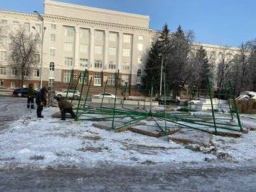 На Советской площади в Уфе начали установку пиксельной ёлки за 12,6 млн рублей