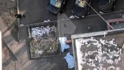 Появилось видео с места выпавшего из окна москвича с ребенком