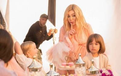 В зефирно-розовом платье и в окружении детей: Ирина Билык выпустила клип на песню "Я умею любить" (ВИДЕО)