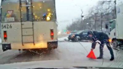 Аварии и заносы на дорогах: Петербург накрыл мощный циклон (видео)