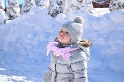 Эксперты дали советы, как лучше одеть ребенка зимой для игр на улице