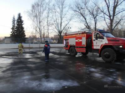 Спасатели заливают катки в Липецкой области
