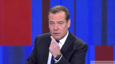Медведев заявил, что Конституция РФ определяет политический вектор страны