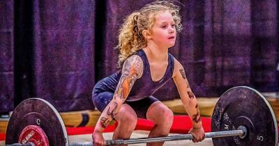 Сумасшедший рекорд: семилетняя девочка подняла штангу весом 80 кг (видео)