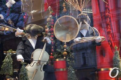 Одесса в преддверии Нового года: елки, Деды Морозы и морж-трубач (фото)