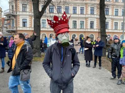 В центре Риги проходит массовый митинг противников карантина