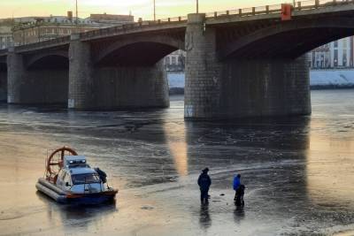 В Твери прогоняют рыбаков с неокрепшего льда