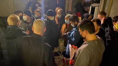 Сотрудники Роспотребнадзора опечатали шесть баров в Петербурге во время ночного рейда