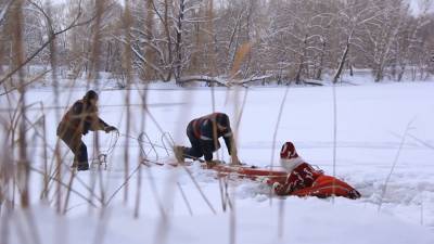Деда Мороза из-подо льда спасли в Казахстане.