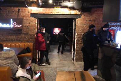Посетителей петербургских баров начали штрафовать вместе с заведениями