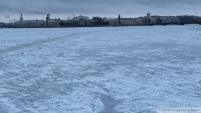 МЧС Петербурга пресекает опасные прогулки по льду в Парке 300-летия