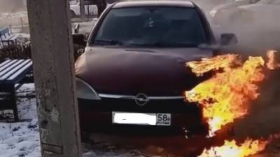 На улице Бородина в Пензе загорелся Opel Corsa