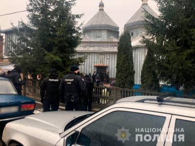 ПЦУ и УПЦ МП не поделили церковь на Буковине: возникли столкновения, храм окружила полиция