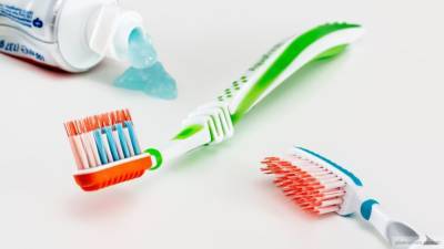 Ученые определили, какой зубной пастой можно убить COVID-19 за две минуты