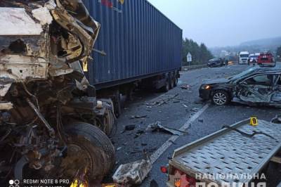 В Винницкой области эвакуатор влетел в грузовик, двое погибли