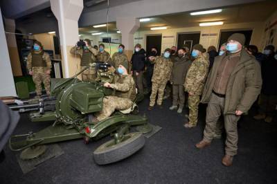 Зеленскому показали обучение танкистов в виртуальном пространстве