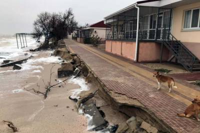 Шторм в курортной Кирилловке разрушил инфраструктуру: Владельцы баз отдыха просят помощи